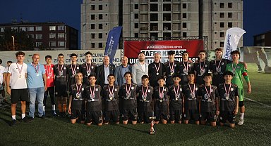 Küçükçekmece'de 30 Ağustos Zafer Kupası'nın şampiyonu Kanaryaspor oldu