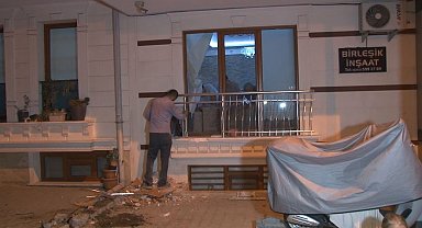 Küçükçekmece'de freni boşalan iş makinesi bir binaya girdi