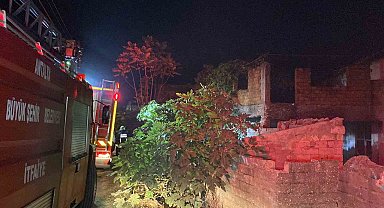 Kullanılmayan müstakil evde 2 ay arayla çıkan yangın mahalleliyi isyan ettirdi