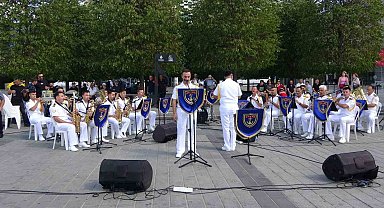 Kuzey Deniz Saha Komutanlığı Bandosu Taksim Meydanı'nda konser verdi