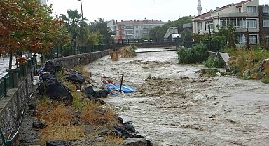 Lapseki'de sağanak yağış etkili oldu