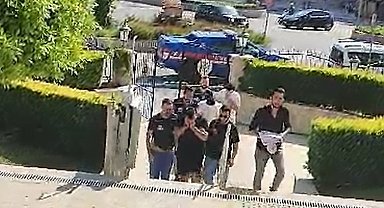 Lüks araçta göçmen kaçakçılığına polis engeli: 3 tutuklama