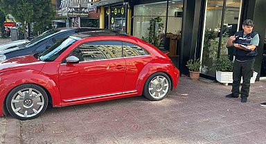 Magandaların silahından çıkan saçmalar otomobillere isabet etti