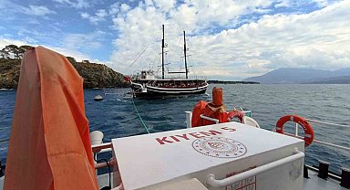 Makine arızası yapan 20 metrelik tekneyi KIYEM ekipleri kurtardı