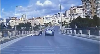 Maltepe'de motosikletli genci hayattan koparan feci kaza kamerada