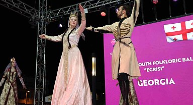 Marmaris'te Halk Dansları Festivali rüzgarı esti