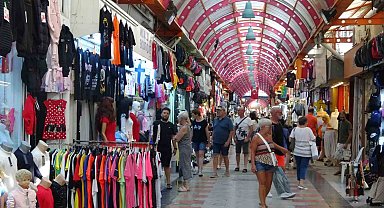 Marmaris'te sağanağın ardından, güneşli hava turistleri çarşıya akın ettirdi