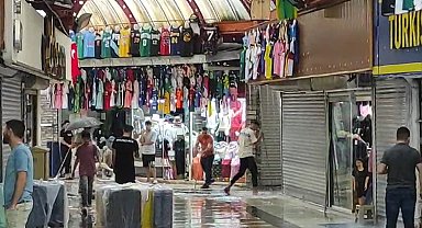 Marmaris'te sağanak yağış sonrası kapalı çarşıyı su bastı