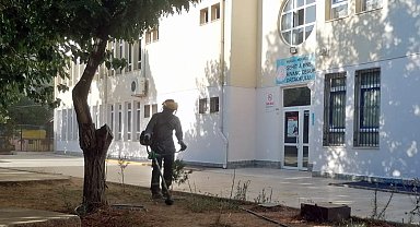 Menteşe'deki okullarda yeni dönem öncesi bahçe temizliği