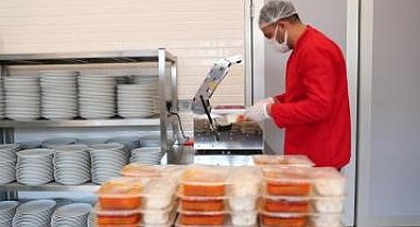 Merkezefendi'de iki öğün yemek, ihtiyaç sahiplerinin sofralarına ulaştırılıyor