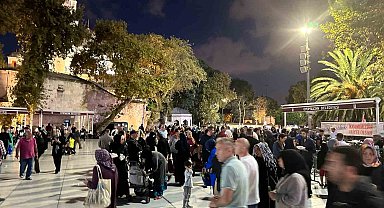 Mevlit Kandili'nde vatandaşlar Eyüpsultan Camii'ne akın etti