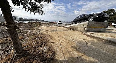 Milyonluk araçları göle sürüklenmesin diye halatla ağaca bağladılar