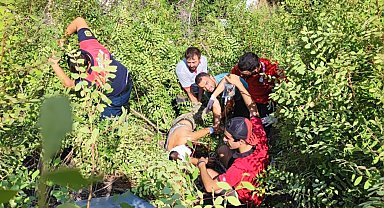 Motosiklet 20 metrelik uçuruma yuvarlandı: 2 yaralı
