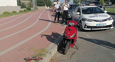 Motosiklet otomobile çarptı: 2 yaralı