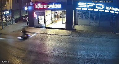 Motosiklete çarpan motosikletli metrelerce böyle savruldu