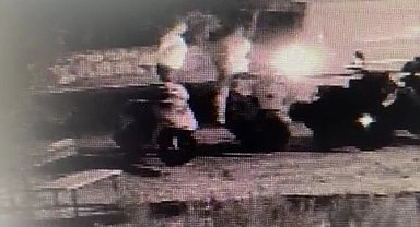Motosikleti kamyonete yükleyip götürdü