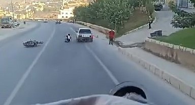 Motosikletlinin ölümle burun buruna geldiği an kamerada
