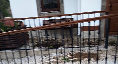 Muhtarlık binasına verilen zararın altından çocuklar çıktı