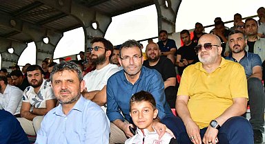 Murat Sancak ile Ahmet Cin, Pendikspor maçını taraftarla izledi