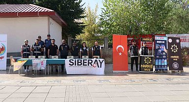 Muş polisi kurduğu stantta vatandaşlara dolandırıcılıktaki son yöntemleri anlattı