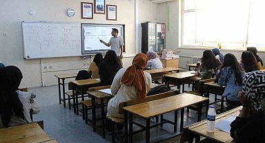 Öğrencilere üniversiteye hazırlık kursu veriliyor