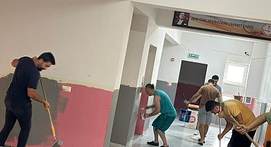 Öğretmen ve veliler okulu çocuklar için boyadı