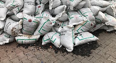Okul için gönderilen kömürler, haftalardır depo önünde alınmayı bekliyor