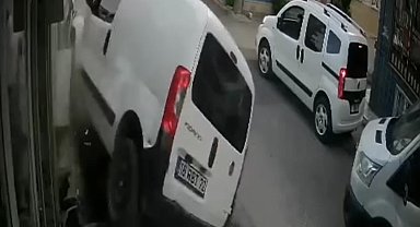 Ölüm teğet geçti… Aracın altında kalmaktan son anda böyle kurtuldular