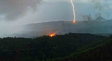 Ormanda yangına sebep olan yıldırımın düştüğü anları görüntülediler