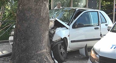 Otomobil otobüs durağına daldı: 1'i ağır 3 yaralı