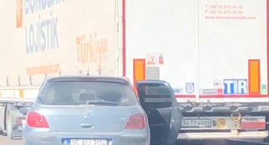 Otomobil tıra çarptı, sürücü ağır yaralandı