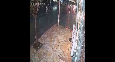 Otomobilin çarptığı 2 kadın yola savruldu