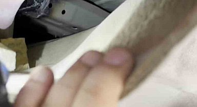 Otomobilin tavanını desteklemek için tahta kullanmışlar