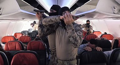 Özel harekat polislerinden, uçakta nefes kesen rehine kurtarma tatbikatı