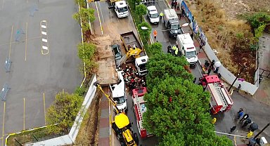 Pendik'te çöken istinat duvarı nedeniyle servis aracına sıkışan kişi kurtarıldı