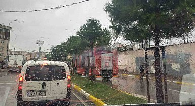Pendik'te istinat duvarı bir kişinin içinde olduğu servis aracının üzerine çöktü
