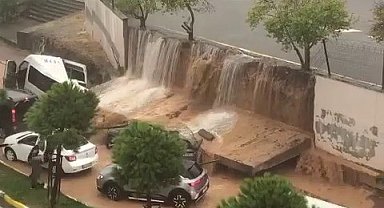Pendik'te istinat duvarını çöktüğü esnada panik anları böyle görüntülendi