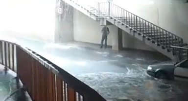 Pendik'te yollar göle döndü, alt geçitleri su bastı