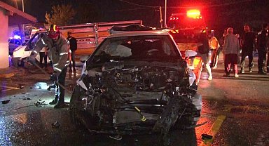 Polis aracı ile kamyonet kafa kafaya çarpıştı, 1 polis memuru yaralandı