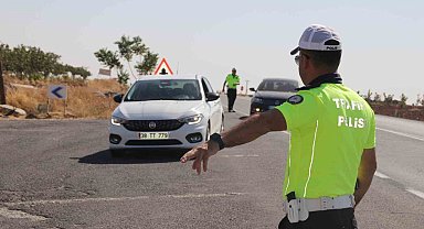 Polisler durdurdukları araçlardaki çocukları trafik dedektifi yaptı