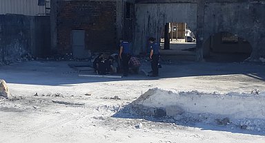 Rüzgarın devirdiği demir kapının altında kalan 2 işçi yaralandı