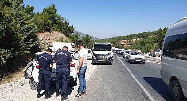 Sabıkalı virajda 6 aracın karıştığı zincirleme kazada 6 kişi yaralandı
