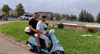 Şakir isimli papağan motosikletle şehir turu atıyor