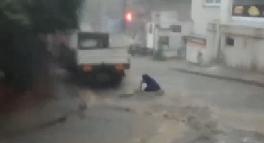 Sancaktepe'de sel sularına kapılan bir kişi araç altında kaldı
