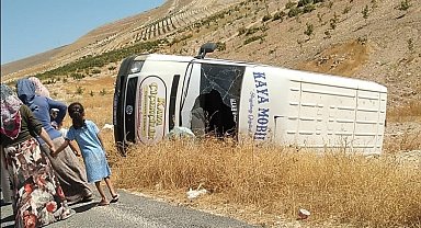 Şanlıurfa'da minibüs devrildi: 2 yaralı
