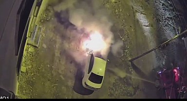 Şanlıurfa'da otomobilin kundaklanma anı güvenlik kamerasında