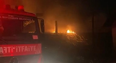 Sarıyer'de metruk bina alev alev yandı