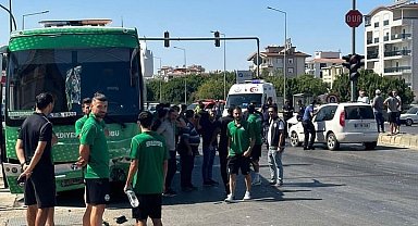 Serik belediyespor takımını taşıyan otobüs, maç öncesi kaza yaptı, 1 kişi yaralandı