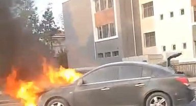Seyir halindeki otomobil alev alev yandı