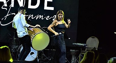 Sezonun son sahnesini yapıp dinleyicisiyle vedalaştı